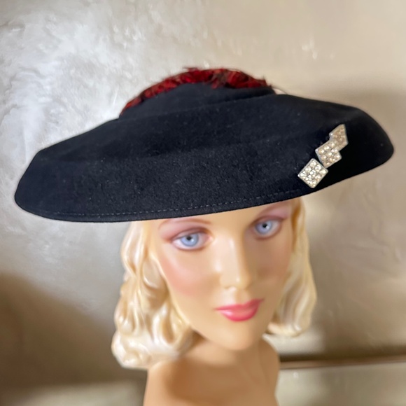 DELIGHTFUL 1950s\' BLACK FELT CARTWHEEL HAT + RUST FEATHERS & RHINESTONE BUTTONS main image 6
